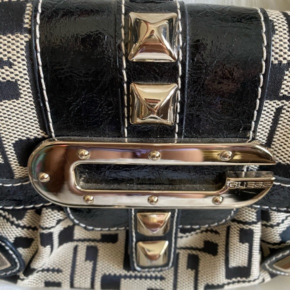 GUESS 💯% Authentic - Picture 2 of 13